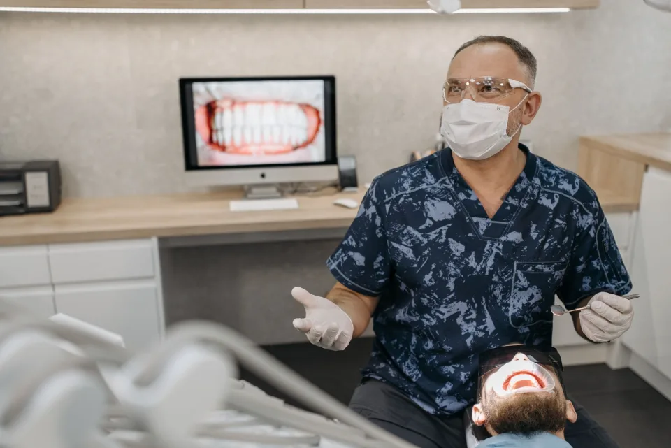Cạo vôi và tẩy trắng — răng sạch mảng bám, sáng đều hơn — trước
