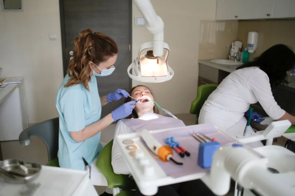 Phục hình răng cửa sứt mẻ bằng trám thẩm mỹ — trước